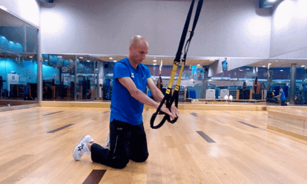 Roll out de rodillas para fortalecer y definir los músculos abdominales
