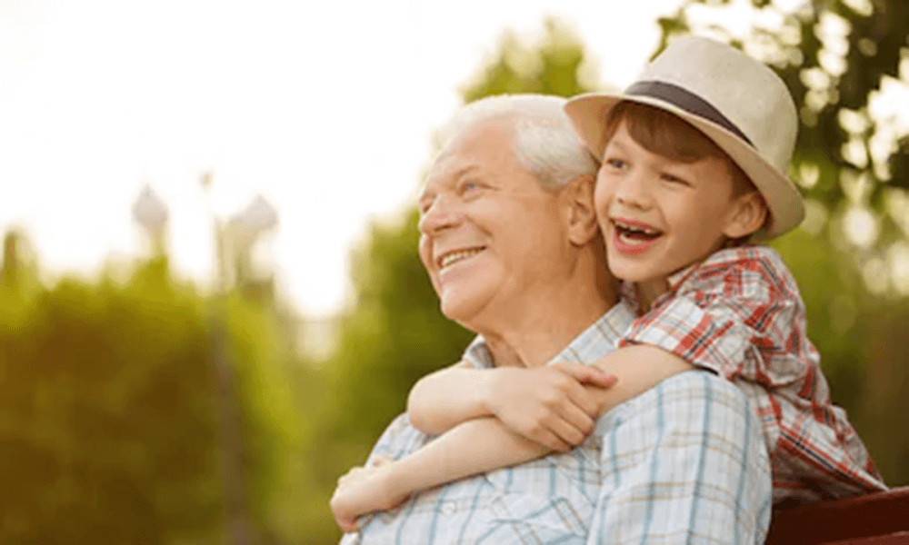 abuelo con su nieto