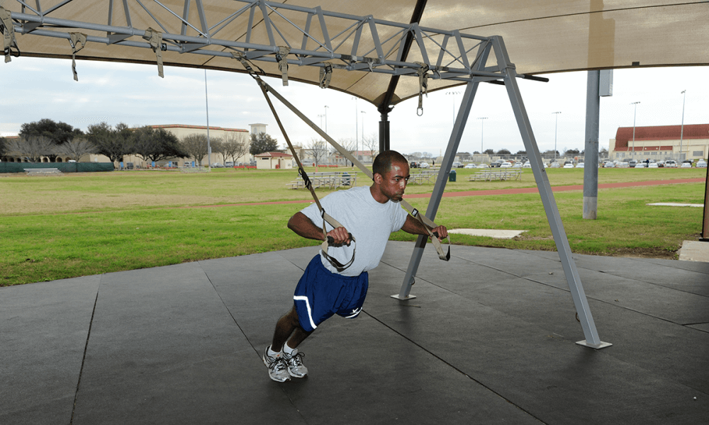 Ejercicio de pie con TRX para fortalecer los abdominales