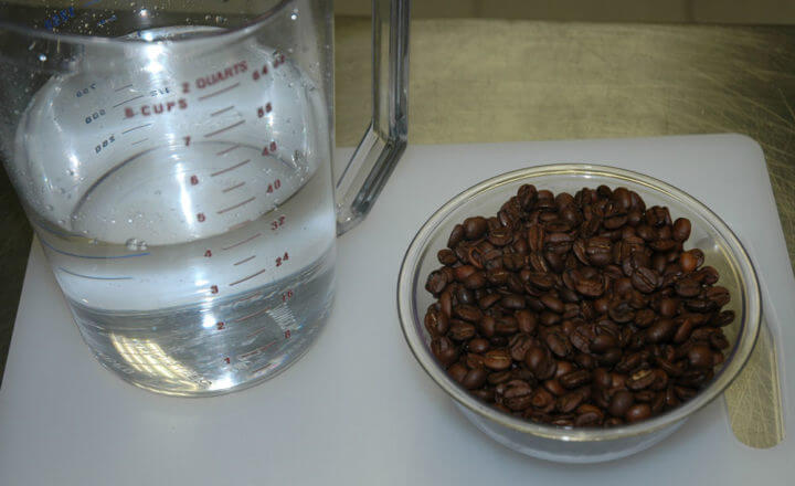 ¿Cómo está compuesta el agua con cafeína?