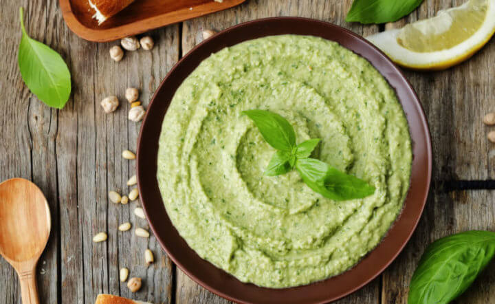 El hummus de aguacate es una receta saludable con judías