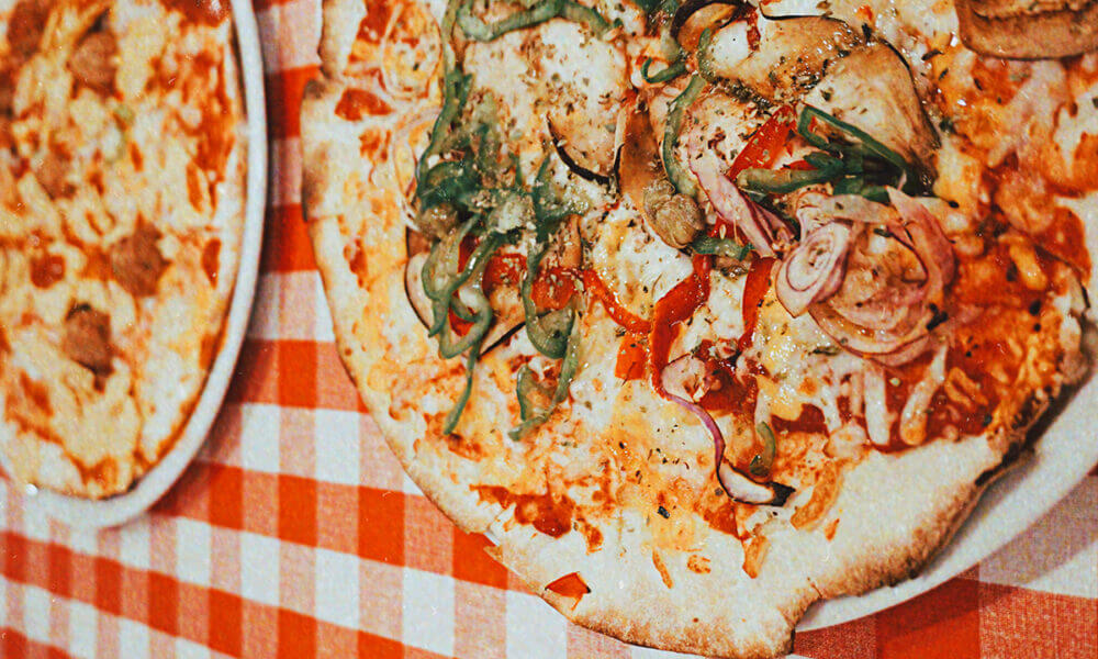 Recetas de pizzas con base de pollo, champiñones y tocineta