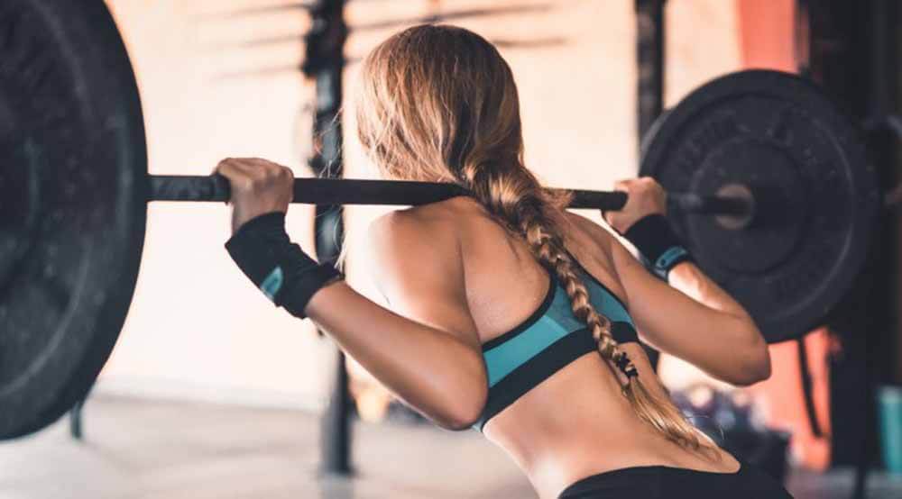 La posición correcta para hacer una sentadilla con peso