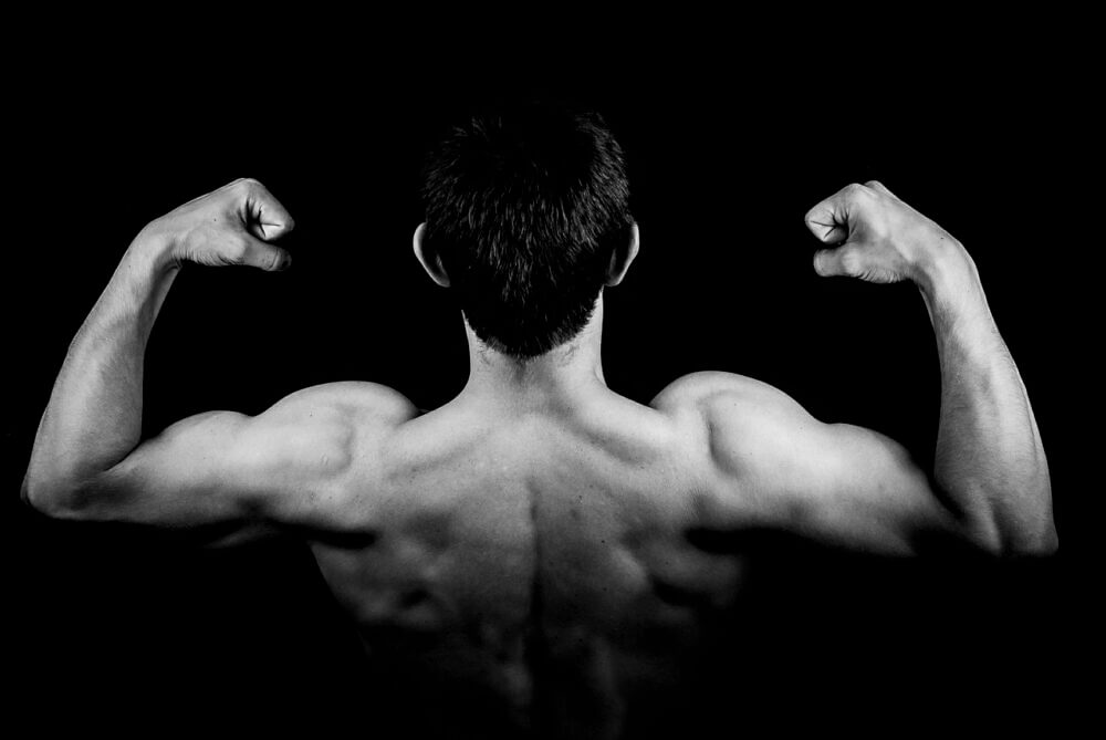Joven con bombeo muscular