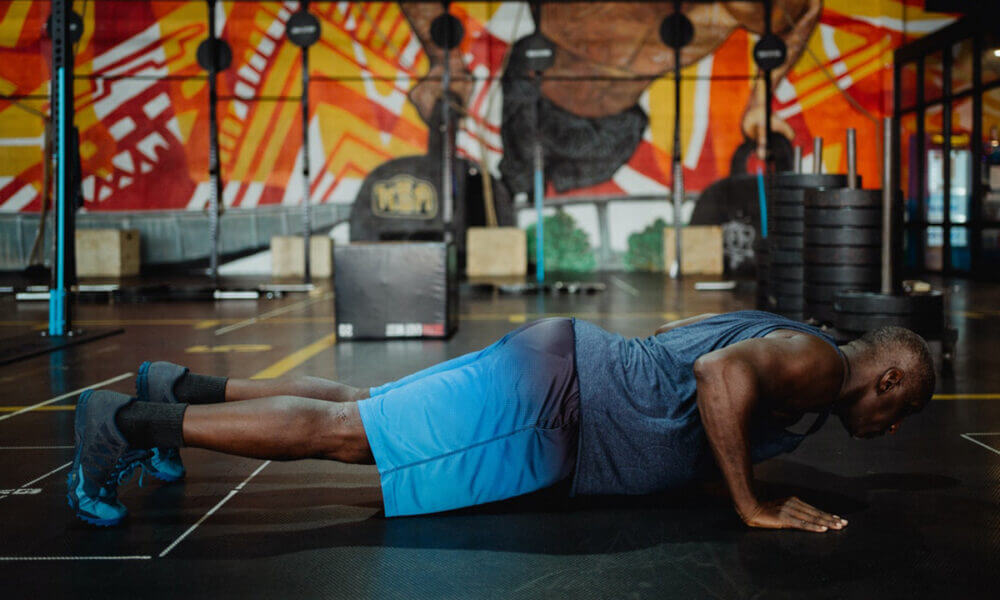Claves para progresar haciendo flexiones: evitar inclinar la cabeza