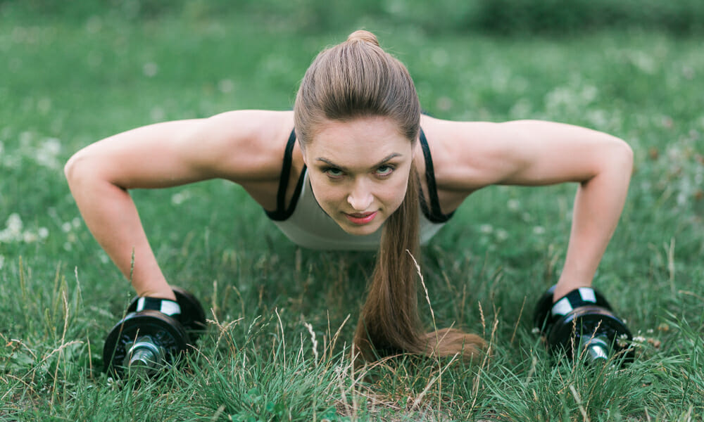Mujer entrena pectoral
