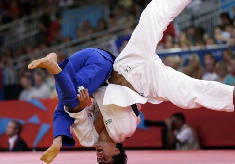 puente de luchador en judo