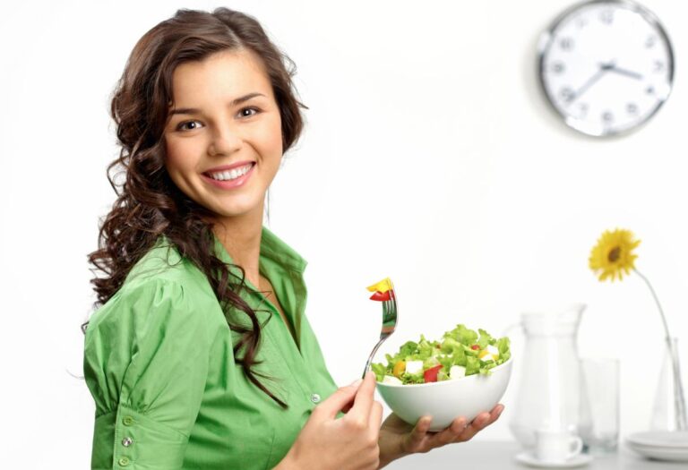 Chica comiendo ensalada