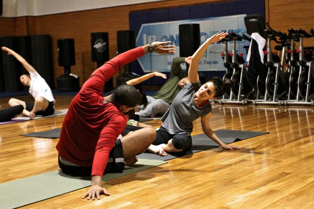 Haciendo ejercicio en el gimnasio en el piso
