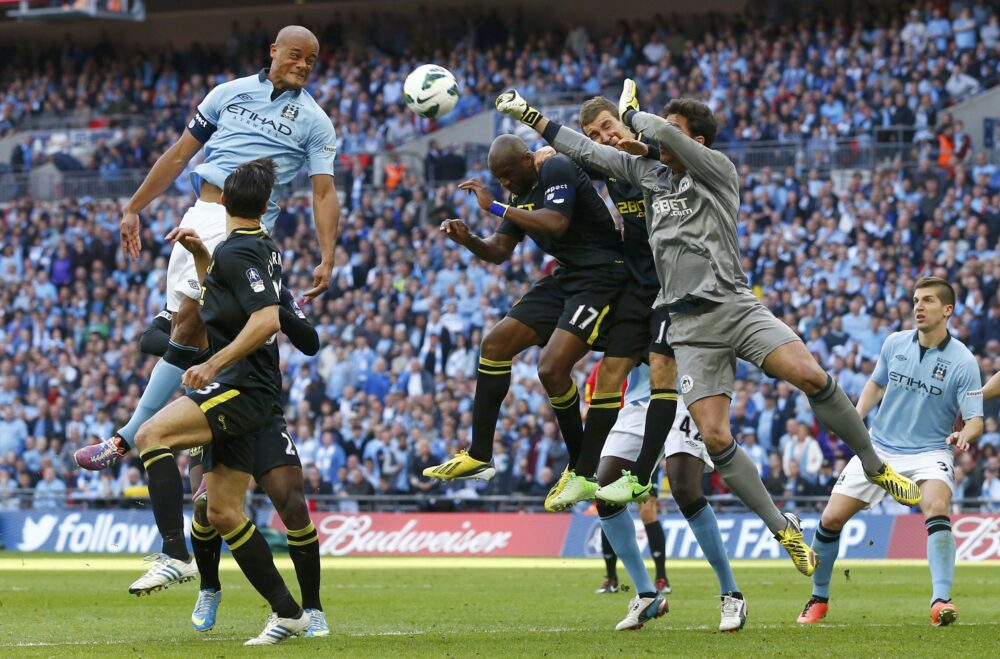 salto y conversión de cabeza Manchester City