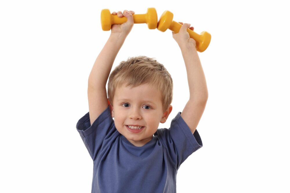 Niño levantando pesas