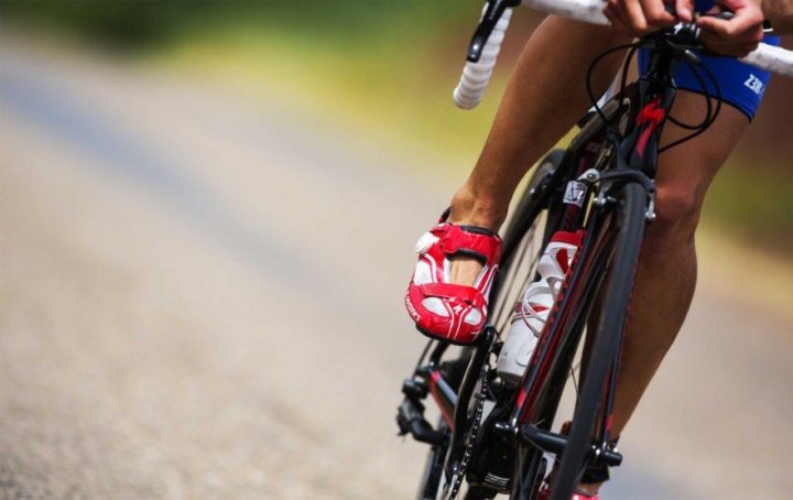 Evitar dolor de rodilla mientras ando en bicicleta