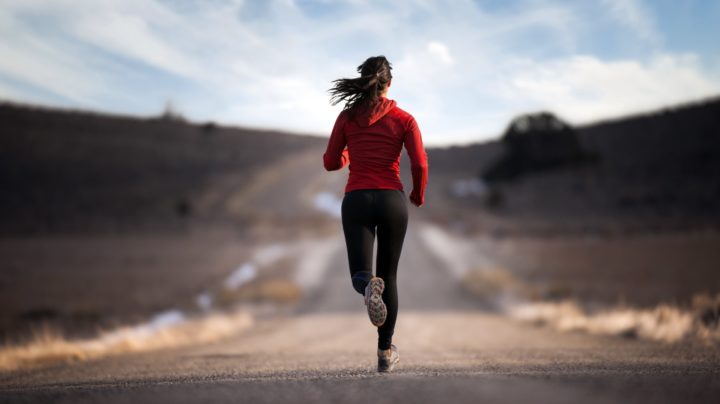 ¿Es mejor correr en cinta o al aire libre?