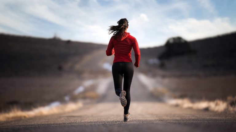 ¿Es mejor correr en cinta o al aire libre?