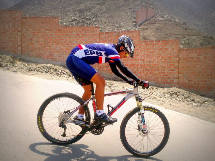 Consejos para bajar de manera segura una pendiente en bicicleta