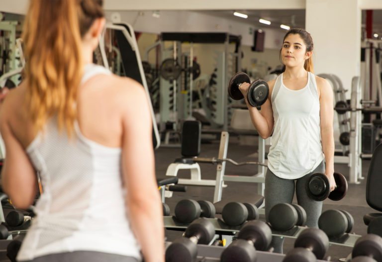 ¿Cómo debemos comportarnos en un gimnasio?