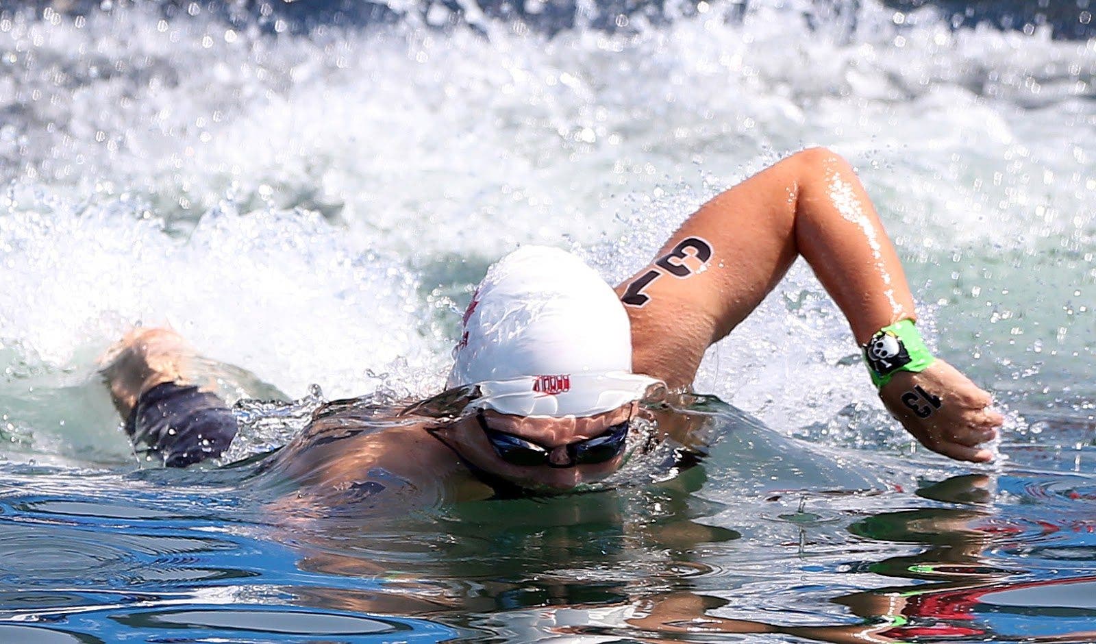 Swim race codes. Девушки на открытой воде. Плавание на открытой воде старт. Тренировки в бассейне для плавания на открытой воде. Пловец открытая вода.