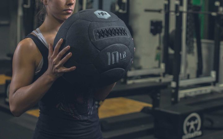 Rutina HIIT con balón medicinal