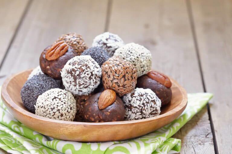5 recetas para hacer tus propias bolitas de energía en casa