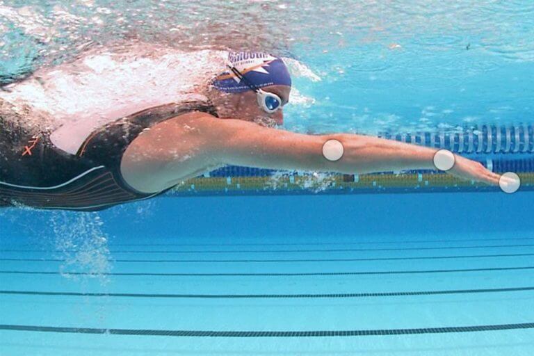 Cómo mejorar tus brazadas en la piscina