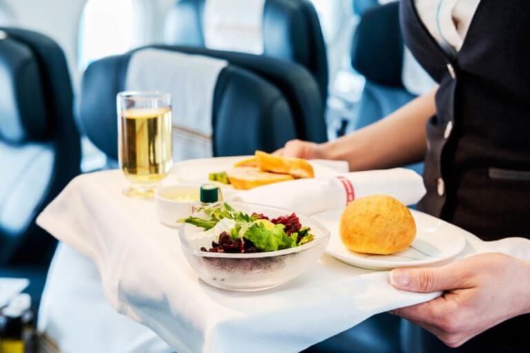 Qué alimentos no debes comer cuando viajas en avión