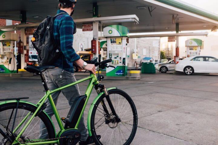 Montar bicicleta eléctrica con precaución