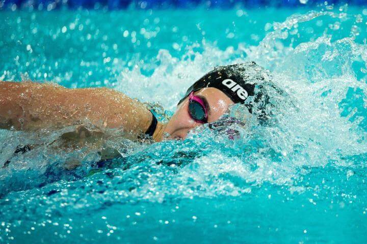 Cómo desarrollar el ritmo de brazada ideal en natación