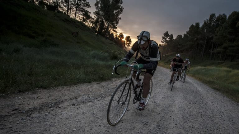 Cómo ejecutar una carrera ciclista sobre grava