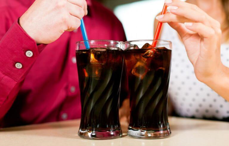 ¿Cuál es la cantidad de cafeína en las Coca-Colas?