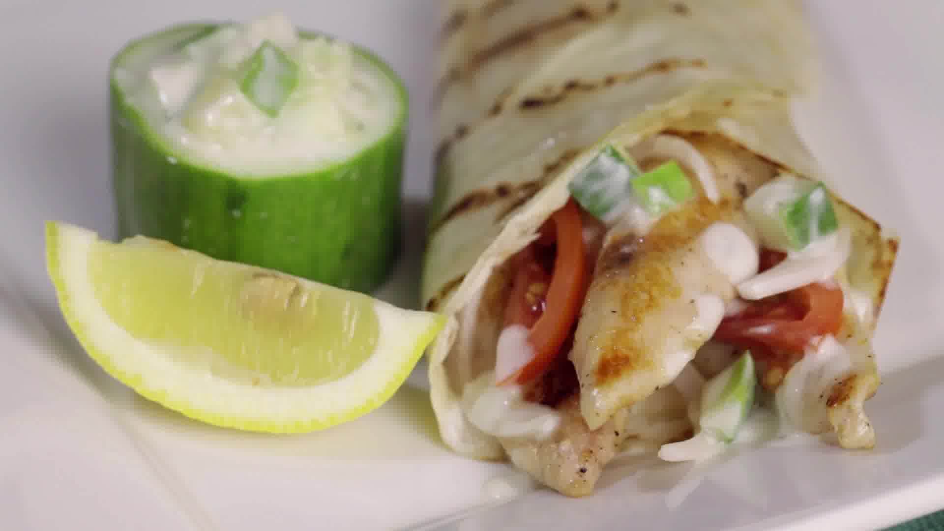 Cómo hacer gyros de pollo griegos con salsa salsa Tzatziki