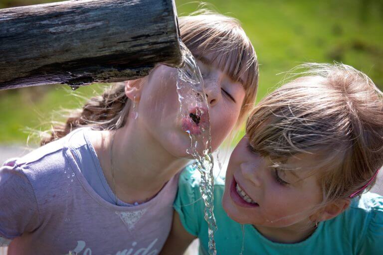 los beneficios y peligros de beber agua cruda