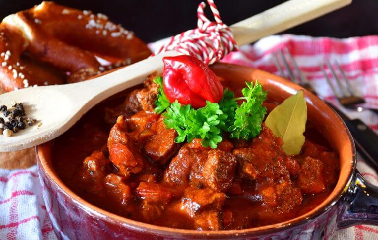 Receta de goulash húngaro para sorprender a tus invitados