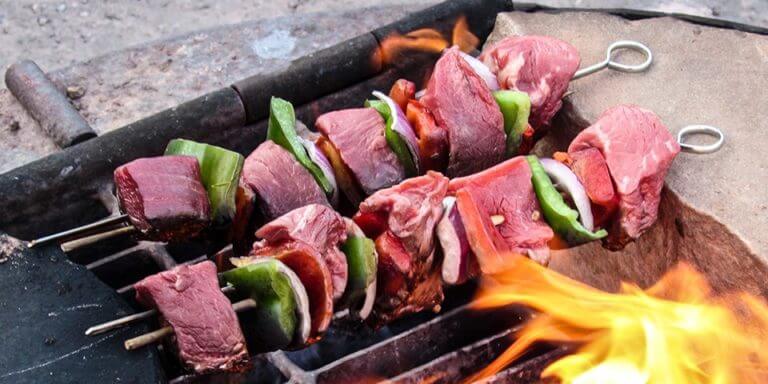 ¿Es seguro cocinar carne a la parrilla?