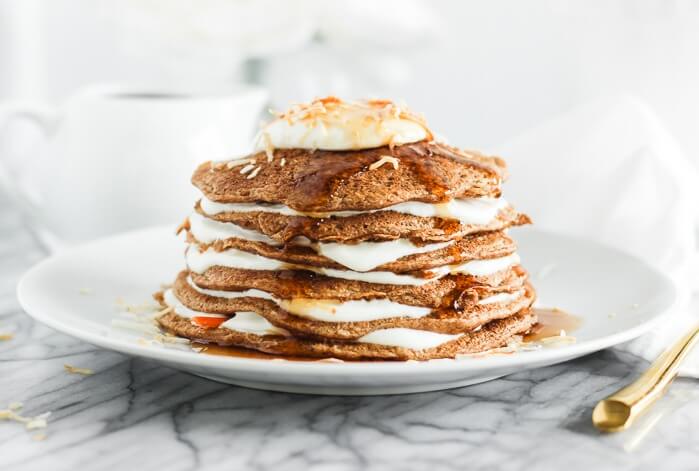 Panqueques de zanahoria con crema de coco para desayuno