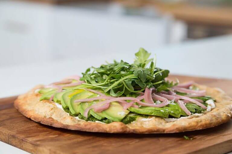 Receta saludable de pizza con aguacate