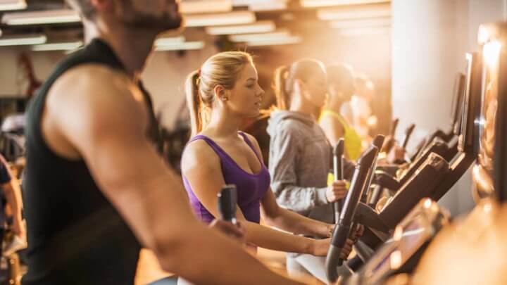 Hacer cardio en simuladora de escaleras