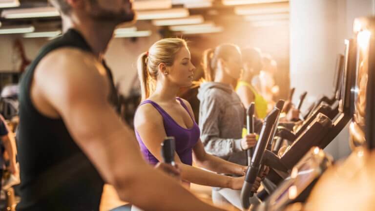 Hacer cardio en simuladora de escaleras