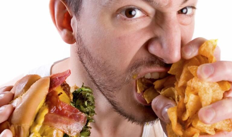 Cómo prevenir los atracones de comida