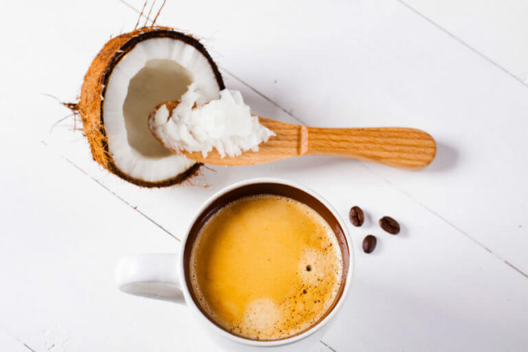 Beneficios del café con aceite de coco