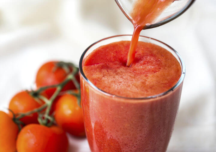 Razones para tomar zumo de tomate en verano