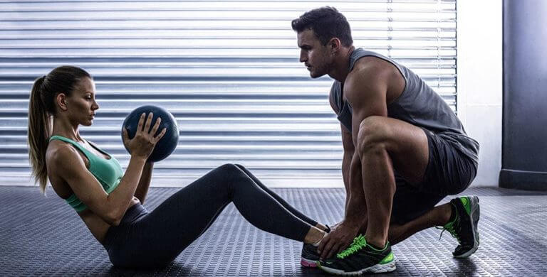 Movimientos con balón medicinal para el entrenamiento del core