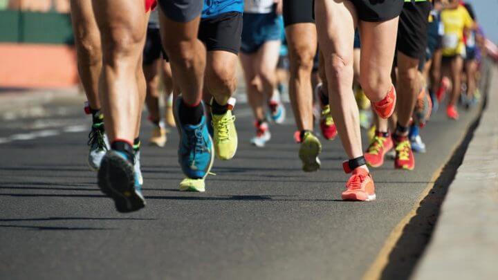 Qué debes llevar al correr una media maratón