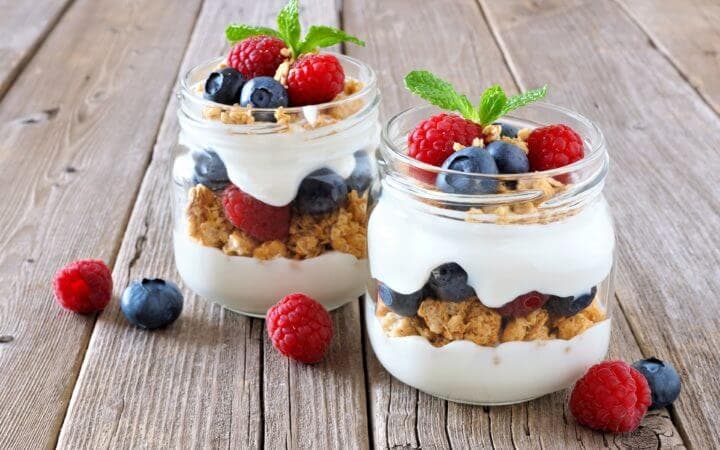 Greek yogurt and berry parfait