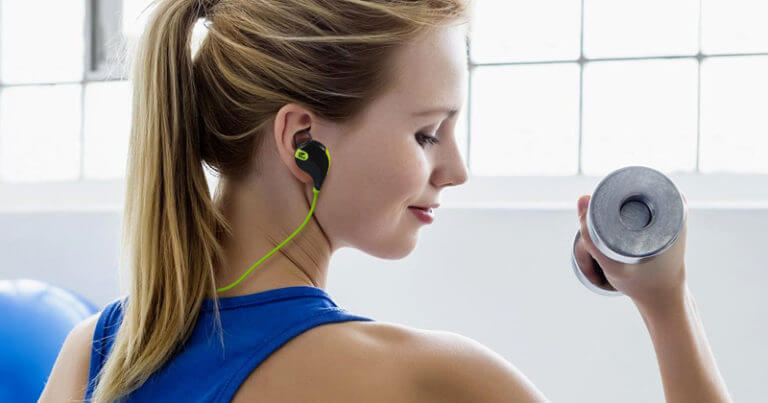 La seguridad de entrenar con auriculares aislantes de sonido