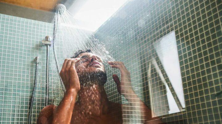 ¿Qué propiedades tiene una ducha fría?