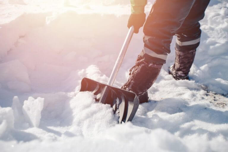 Las calorías que puedes quemar sacando nieve