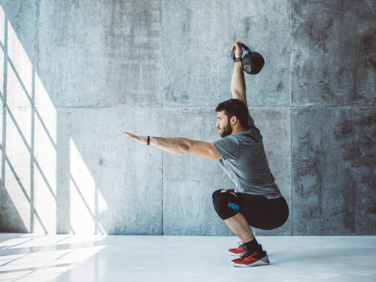 5 ejercicios con kettlebell que para fortalecer isquiotibiales