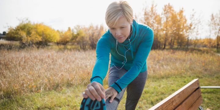 Hacer gimnasio para entrenar en el jardín de tu casa