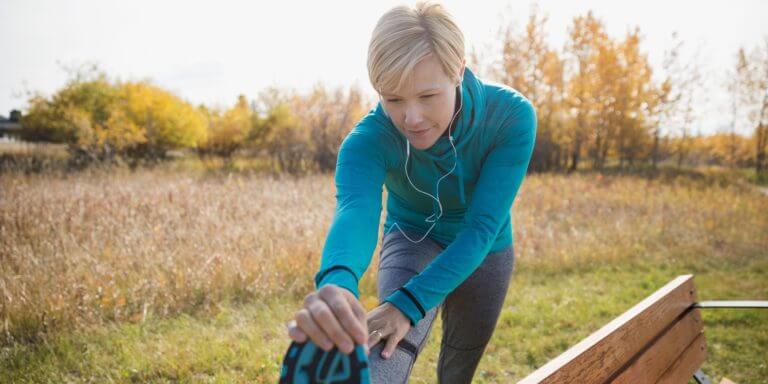 Hacer gimnasio para entrenar en el jardín de tu casa