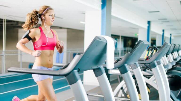 Ejercicio cardiovascular en el gimnasio